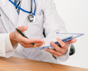 自由診療についての相談を患者様から聞いている泌尿器科医のイメージ