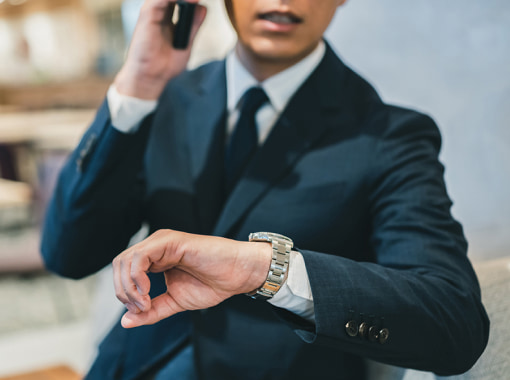 夜間診療に対応する西28丁目駅前腎泌尿器科の診療予約を取る患者さんのイメージ