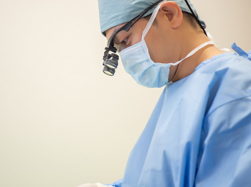 熊谷院長が泌尿器科疾患の手術を行う様子