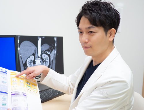 前立腺の治療について説明を行う熊谷院長