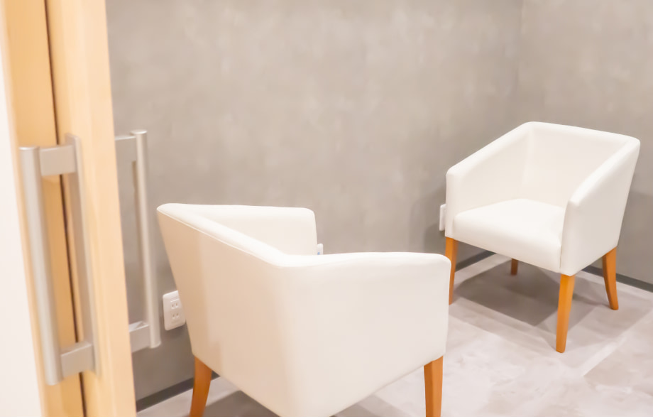 札幌市中央区にある西28丁目駅前腎泌尿器科院内の診察スペース