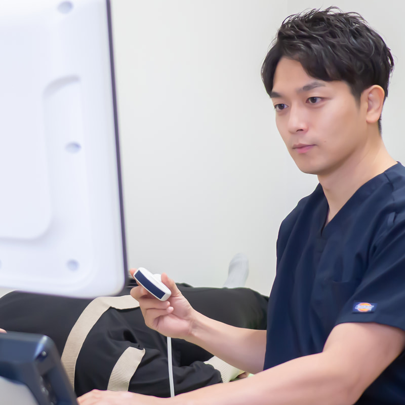 札幌市中央区にある西28丁目駅前腎泌尿器科の熊谷院長がエコー検査を行っている様子