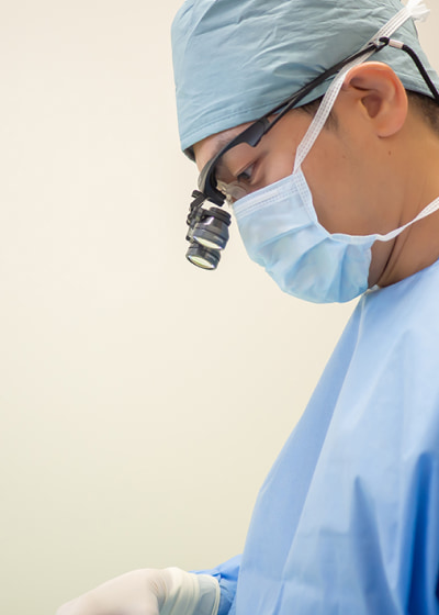 熊谷院長が泌尿器科疾患の手術を行う様子