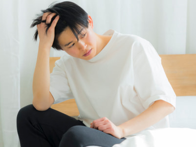 包茎に悩む男性のイメージ